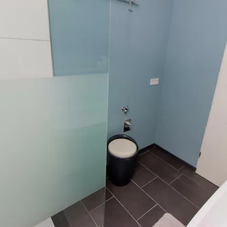 Daire T. Muellers | Nr. 1 *